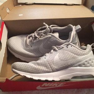 Women’s Nike Air Motion LW